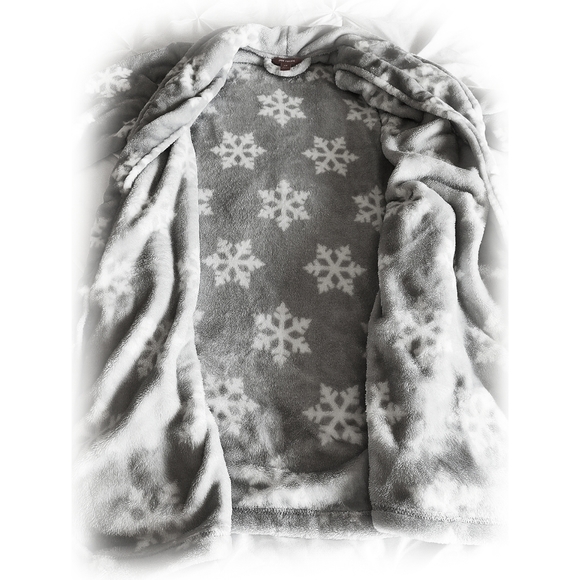 Joe Fresh Snowflake Themed Robe - Picture 4 of 5